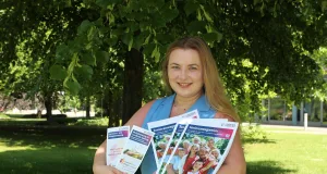 Isabella Kruppa präsentiert den neuen Seniorenwegweiser sowie die weiteren Infobroschüren zur Ehrenamtlichen Wohnberatung und zum Senioren- und PflegeStützpunkt. Foto: Landkreis Harburg