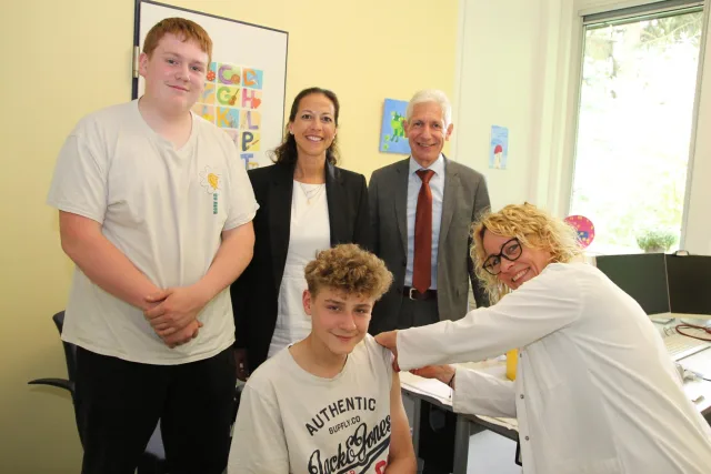 Dörthe Erdmann impft den 14-jährige Maximilian unter den Blicken seines Bruders Bastian, Kreisrätin Ana Cristina Bröcking und Landrat Rainer Rempe. Foto: Landkreis Harburg Dörthe Erdmann impft den 14-jährige Maximilian unter den Blicken seines Bruders Bastian, Kreisrätin Ana Cristina Bröcking und Landrat Rainer Rempe. Foto: Landkreis Harburg