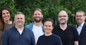Die Qual der Wahl hatte die Jury mit (von links) Caroline Wellbrock (Lehrerin IGS Seevetal), Mirko Pohl (Niedersächsische Landesmedienanstalt), Projektleiter Matthias Haist, Martina Brammer (Geschäftsführung der Reso-Fabrik gGmbH), Stefan Berendes (LAG Jugend & Film Niedersachsen e.V.) und Matthias Weiß (Direktor Sparkasse Harburg-Buxtehude). Foto: Landkreis Harburg