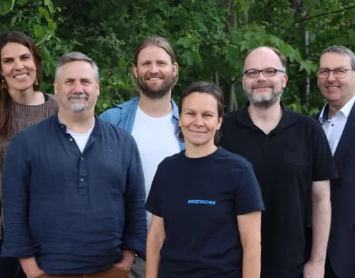 Die Qual der Wahl hatte die Jury mit (von links) Caroline Wellbrock (Lehrerin IGS Seevetal), Mirko Pohl (Niedersächsische Landesmedienanstalt), Projektleiter Matthias Haist, Martina Brammer (Geschäftsführung der Reso-Fabrik gGmbH), Stefan Berendes (LAG Jugend & Film Niedersachsen e.V.) und Matthias Weiß (Direktor Sparkasse Harburg-Buxtehude). Foto: Landkreis Harburg