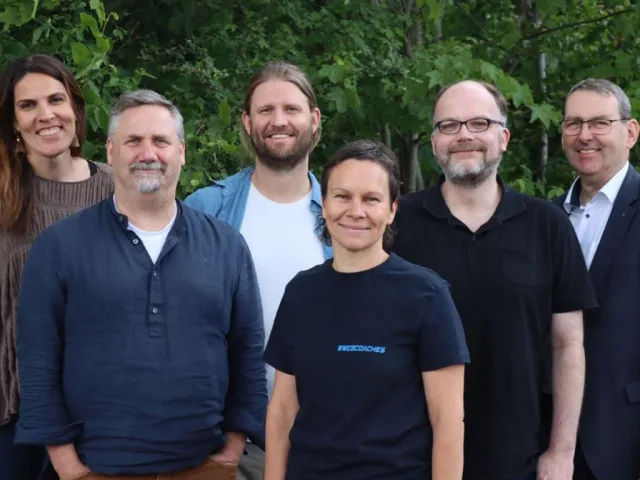 Die Qual der Wahl hatte die Jury mit (von links) Caroline Wellbrock (Lehrerin IGS Seevetal), Mirko Pohl (Niedersächsische Landesmedienanstalt), Projektleiter Matthias Haist, Martina Brammer (Geschäftsführung der Reso-Fabrik gGmbH), Stefan Berendes (LAG Jugend & Film Niedersachsen e.V.) und Matthias Weiß (Direktor Sparkasse Harburg-Buxtehude). Foto: Landkreis Harburg