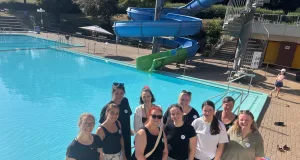 „For girls only“: Die Pädagoginnen des Arbeitskreises für Mädchenarbeit im Landkreis Harburg freuen sich über den Erfolg der Poolparty. Foto: Landkreis Harburg