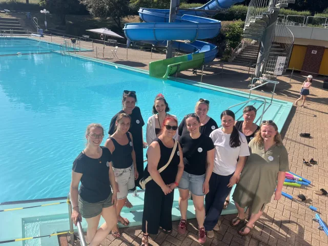 „For girls only“: Die Pädagoginnen des Arbeitskreises für Mädchenarbeit im Landkreis Harburg freuen sich über den Erfolg der Poolparty. Foto: Landkreis Harburg