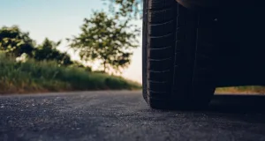 Auto im Sommer auf der Straße. Foto: Symbolbild
