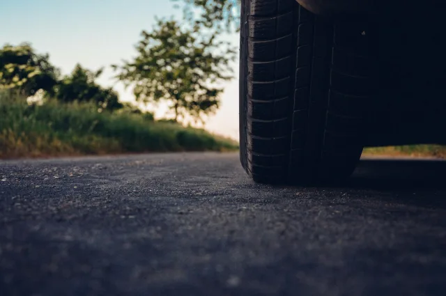 Auto im Sommer auf der Straße. Foto: Symbolbild Auto im Sommer auf der Straße. Foto: Symbolbild