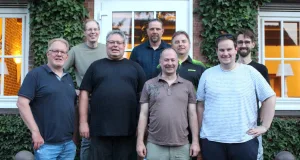 Die Delegierten beschlossen einstimmig die Rückkehr zur zweigleisigen Kreisliga ab 2028. Von links: Mathias Timm (Kreissportwart), Mark Ropers (Beisitzer im Vorstand), Norman Schulten (Kreisschatzmeister), Benjamin Kiel (Vorsitzender des TTKV Harburg-Land), Oliver Ahsendorf (vorn, Kreisjugendwart), Benjamin Heins (hinten, Kreispokalwart), Finn Tiedemann (stellvertretender Vorsitzender des TTKV), Jan-Steffen Benthack (Kreis-WO-Coach-Obmann) Nicht im Bild zu sehen: Ralf Koenecke (Kreispressewart). Foto: Ralf Koenecke