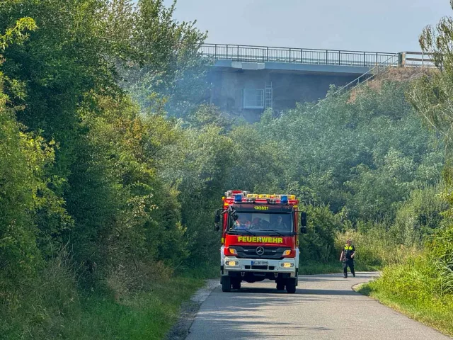 Rauchentwicklung und Feuerwehreinsatz an der Bahnstrecke Hamburg - Lüneburg. Foto: JOTO