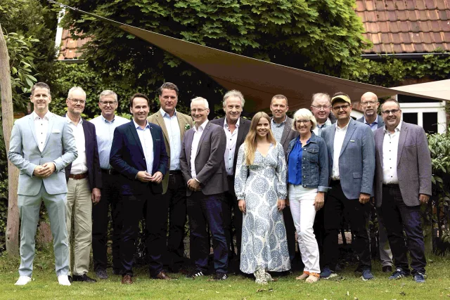 Jörg Hartmann (v.l.), Manfred Cohrs, Volkmar Persiel, André Bock, Andreas Krecek, Maximilian Leroux, Hans-Joachim Mencke, Nicole Haase, Timo Reymers, Anette Randt, Rudolf Meyer, Heiko Scharnweber, Thomas Wilde und Jan Bauer. Foto: ein