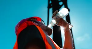 Bloß reichlich Wasser trinken: Wer draußen in der Sommerhitze arbeitet, braucht jede Viertelstunde einen kräftigen Schluck Wasser. „Dabei ist das Durstlöschen Sache des Chefs: Er muss nämlich für eine ‚Getränke-Flatrate‘ sorgen“, sagt Achim Bartels von der IG BAU Hamburg. Foto: Florian Göricke