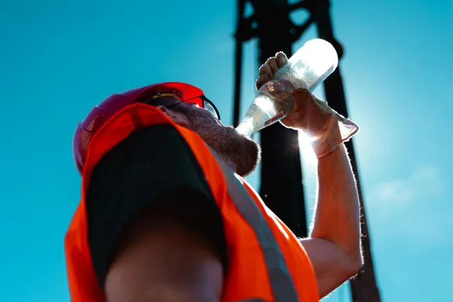 Bloß reichlich Wasser trinken: Wer draußen in der Sommerhitze arbeitet, braucht jede Viertelstunde einen kräftigen Schluck Wasser. „Dabei ist das Durstlöschen Sache des Chefs: Er muss nämlich für eine ‚Getränke-Flatrate‘ sorgen“, sagt Achim Bartels von der IG BAU Hamburg. Foto: Florian Göricke