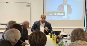 Digitale Verwaltung und Wohnraum waren die Hauptthemen beim Bürgerdialog mit Jannik Stuhr. Foto: CDU Stelle