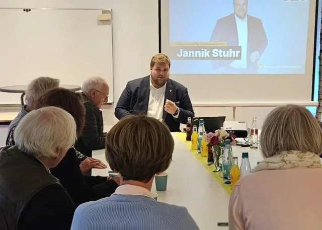 Digitale Verwaltung und Wohnraum waren die Hauptthemen beim Bürgerdialog mit Jannik Stuhr. Foto: CDU Stelle