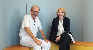 Dr. Johannes Klemm (l.) und Geschäftsführerin Dr. Franziska von Breunig in der Winsener Eingangshalle nach dem Aufbau der Modulmöbel. Die Farbtöne der individuell kombinierbaren Sitzmodule orientieren sich an der bestehenden Farbgebung der Eingangshalle. Foto: Krankenhäuser Buchholz-Winsen (Luhe)
