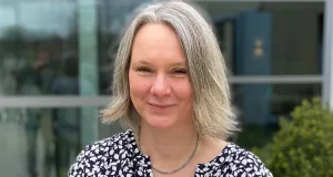Zeit schenken und Vertrauen zurückbekommen. Die Ehrenamtlichen des Besuchsdienstes und Seelsorgerin Andrée Möhl-Berndt unterstützen mit ihrem Engagement die medizinische und pflegerische Arbeit im Krankenhaus. Foto: Krankenhäuser Buchholz und Winsen (Luhe)