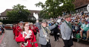 Über 40 Mitglieder des Schützenvereins Ashausen nahmen am Ausmarsch in Hannover teil. Foto: Samuel Lintaro Hopf