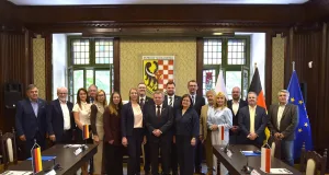 Die Harburger Delegation besiegelte im Piastenschloss in Wołów die Wiederaufnahme der Partnerschaft mit dem polnischen Powiat Wołówski. Foto: Landkreis Harburg