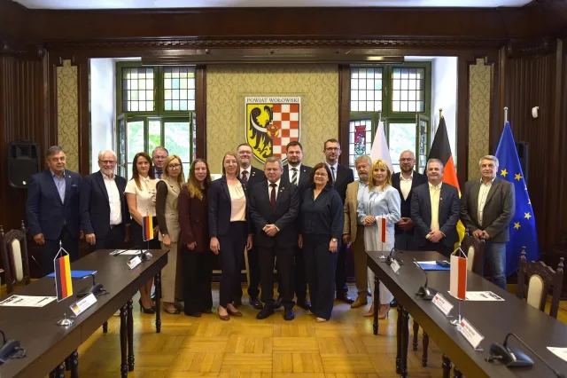 Die Harburger Delegation besiegelte im Piastenschloss in Wołów die Wiederaufnahme der Partnerschaft mit dem polnischen Powiat Wołówski. Foto: Landkreis Harburg