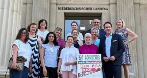 Eine erfolgreiche Bilanz von „Frau.Macht.Demokratie“ ziehen die Teilnehmerinnen bei ihrer Abschlussfahrt zum Landtag in Hannover. Foto: Landkreis Harburg