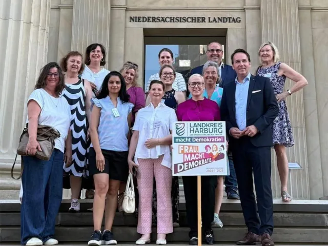 Eine erfolgreiche Bilanz von „Frau.Macht.Demokratie“ ziehen die Teilnehmerinnen bei ihrer Abschlussfahrt zum Landtag in Hannover. Foto: Landkreis Harburg Eine erfolgreiche Bilanz von „Frau.Macht.Demokratie“ ziehen die Teilnehmerinnen bei ihrer Abschlussfahrt zum Landtag in Hannover. Foto: Landkreis Harburg