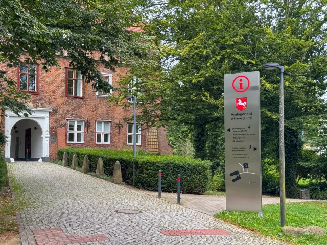 Vor dem Amtsgericht Winsen griffen ein 42-Jähriger und sein 14-jähriger Sohn drei Menschen an und verletzte sie leicht. Symbolfoto: Hamann
