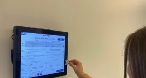 Das neue Bestellterminal im Bistro des Luhe-Gymnasiums ermöglicht den Schülern eine einfache digitale Essensbestellung vor Ort. Foto: Maack