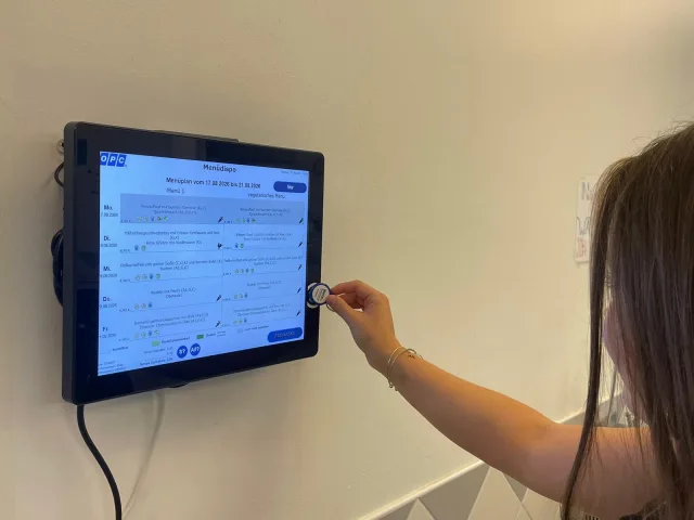 Das neue Bestellterminal im Bistro des Luhe-Gymnasiums ermöglicht den Schülern eine einfache digitale Essensbestellung vor Ort. Foto: Maack