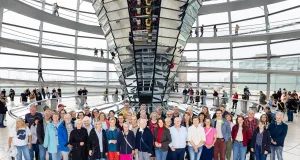 Gruppenfoto der Besuchergruppe eines Abgeordneten im Deutschen Bundestag in Berlin. Foto: Bundesregierung / StadtLandMensch-Fotografie