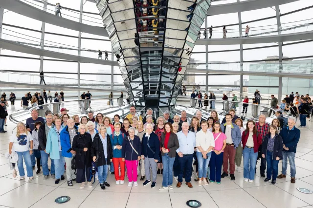 Gruppenfoto der Besuchergruppe eines Abgeordneten im Deutschen Bundestag in Berlin. Foto: Bundesregierung / StadtLandMensch-Fotografie