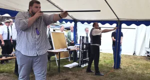 Claus Petersen (rechts) von der SPD und Jannik Stuhr von der CDU im Blasrohr-Duell. Foto: Grösch