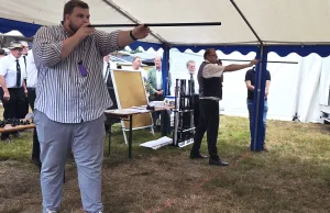 Claus Petersen (rechts) von der SPD und Jannik Stuhr von der CDU im Blasrohr-Duell. Foto: Grösch