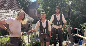 Dacharbeiten in der Luhestraße Tassilo Turner freut sich über die Unterstützung der Wandergesellen Philipp und Leonardo (von links nach rechts). Foto: Museum im Marstall