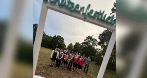 Großer Jubel in Ashausen: Elke Schult ist neue Schützenkönigin, Mayk Petersen neuer Schützenkönig. Foto: Renate Buchholz