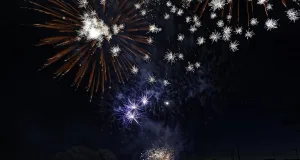 Das Höhenfeuerwerk "Die Elbe brennt" lockt jedes Jahr Tausende Besucher nach Drage. Foto: Lutz Wreide