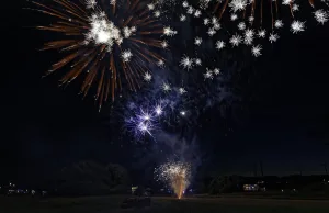 Das Höhenfeuerwerk "Die Elbe brennt" lockt jedes Jahr Tausende Besucher nach Drage. Foto: Lutz Wreide