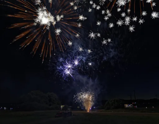 Das Höhenfeuerwerk "Die Elbe brennt" lockt jedes Jahr Tausende Besucher nach Drage. Foto: Lutz Wreide