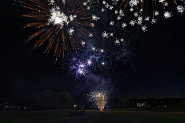 Das Höhenfeuerwerk "Die Elbe brennt" lockt jedes Jahr Tausende Besucher nach Drage. Foto: Lutz Wreide Das Höhenfeuerwerk "Die Elbe brennt" lockt jedes Jahr Tausende Besucher nach Drage. Foto: Lutz Wreide