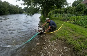 Der Landkreis Harburg warnt: Das Abpumpen von Wasser aus Bächen kann mit Geldbuße geahndet werden. Foto: Symbolbild/KI-generiert