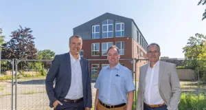 Andreas Sommer (Sparkasse Harburg-Buxtehude), André Wiese (Stadt Winsen) und Jörg Ruschmeyer (May & Co.) vor dem Gelände des ehemaligen Pressezentrums, auf dem das neue Geschäfts- und Wohnhaus entsteht. Foto: Sparkasse Harburg-Buxtehude