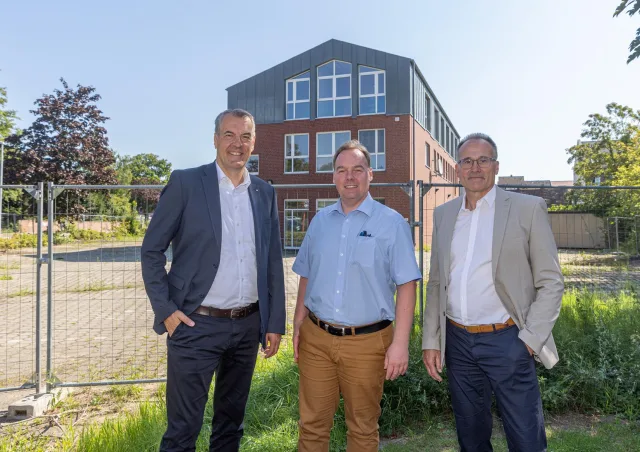 Andreas Sommer (Sparkasse Harburg-Buxtehude), André Wiese (Stadt Winsen) und Jörg Ruschmeyer (May & Co.) vor dem Gelände des ehemaligen Pressezentrums, auf dem das neue Geschäfts- und Wohnhaus entsteht. Foto: Sparkasse Harburg-Buxtehude Andreas Sommer (Sparkasse Harburg-Buxtehude), André Wiese (Stadt Winsen) und Jörg Ruschmeyer (May & Co.) vor dem Gelände des ehemaligen Pressezentrums, auf dem das neue Geschäfts- und Wohnhaus entsteht. Foto: Sparkasse Harburg-Buxtehude