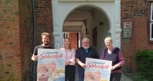 Freuen sich auf das Schlossfest. Von links: Tammo Hinrichs (Museum im Marstall) , Silke Heitmann (Sparkasse Harburg-Buxtehude), Rolf und Giesela Wiese (GiRoWi-Stiftung) Foto: Museum im Marstall