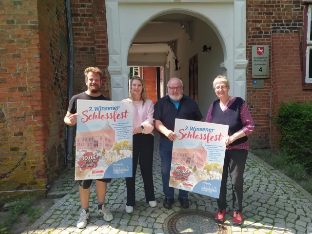 Freuen sich auf das Schlossfest. Von links: Tammo Hinrichs (Museum im Marstall) , Silke Heitmann (Sparkasse Harburg-Buxtehude), Rolf und Giesela Wiese (GiRoWi-Stiftung) Foto: Museum im Marstall Freuen sich auf das Schlossfest. Von links: Tammo Hinrichs (Museum im Marstall) , Silke Heitmann (Sparkasse Harburg-Buxtehude), Rolf und Giesela Wiese (GiRoWi-Stiftung) Foto: Museum im Marstall