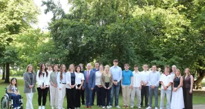 Landrat Rainer Rempe begrüßte 18 neue Auszubildende und Studierende im Kreishaus des Landkreises Harburg. Foto: Landkreis Harburg