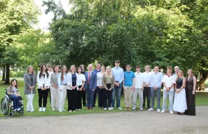 Landrat Rainer Rempe begrüßte 18 neue Auszubildende und Studierende im Kreishaus des Landkreises Harburg. Foto: Landkreis Harburg