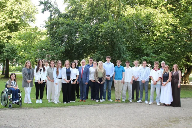 Landrat Rainer Rempe begrüßte 18 neue Auszubildende und Studierende im Kreishaus des Landkreises Harburg. Foto: Landkreis Harburg Landrat Rainer Rempe begrüßte 18 neue Auszubildende und Studierende im Kreishaus des Landkreises Harburg. Foto: Landkreis Harburg