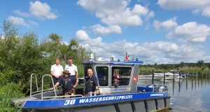 Ranger des Landkreises Harburg kontrollieren erstmals mit der Wasserschutzpolizei das Naturschutzgebiet an der Elbe vom Boot aus. Foto: Landkreis Harburg