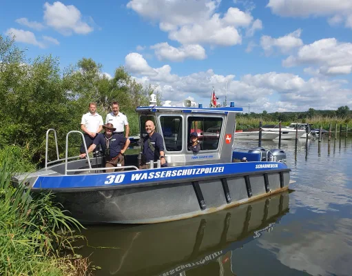 Ranger des Landkreises Harburg kontrollieren erstmals mit der Wasserschutzpolizei das Naturschutzgebiet an der Elbe vom Boot aus. Foto: Landkreis Harburg