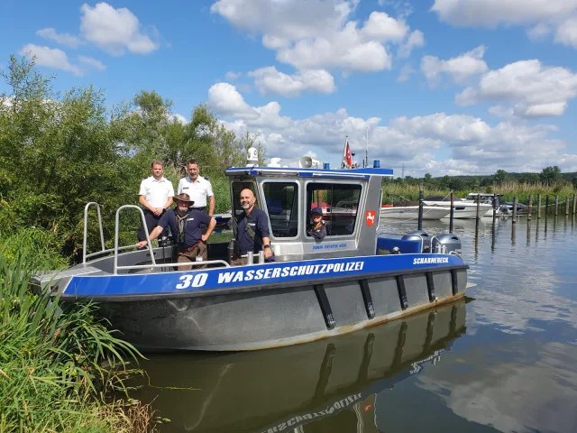 Ranger des Landkreises Harburg kontrollieren erstmals mit der Wasserschutzpolizei das Naturschutzgebiet an der Elbe vom Boot aus. Foto: Landkreis Harburg Ranger des Landkreises Harburg kontrollieren erstmals mit der Wasserschutzpolizei das Naturschutzgebiet an der Elbe vom Boot aus. Foto: Landkreis Harburg