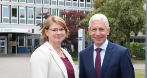 Landrat Rainer Rempe freut sich, dass Janine Stebner-Pietruska die Leitung der Abteilung Besondere Leistungen für Kinder und Jugendliche übernommen hat. Foto: Landkreis Harburg
