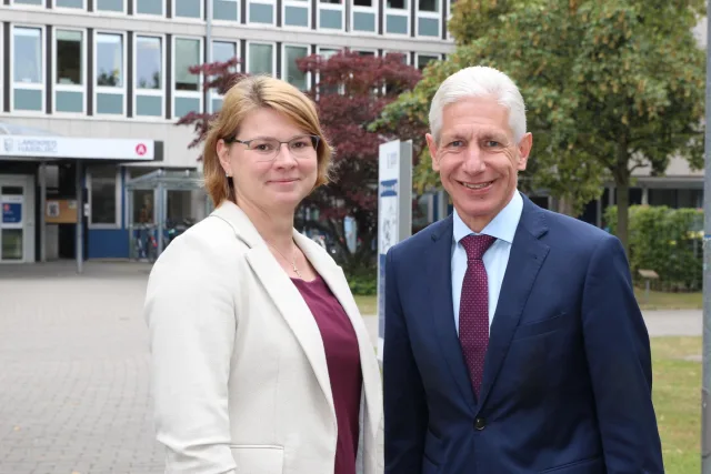 Landrat Rainer Rempe freut sich, dass Janine Stebner-Pietruska die Leitung der Abteilung Besondere Leistungen für Kinder und Jugendliche übernommen hat. Foto: Landkreis Harburg