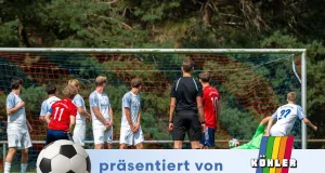 Tim-Ole Bleich (li.) trifft zur frühen 1:0-Führung per Freistoß und ebnet den Sieg zum Einzug in die nächste Runde. Foto: MOsthoff